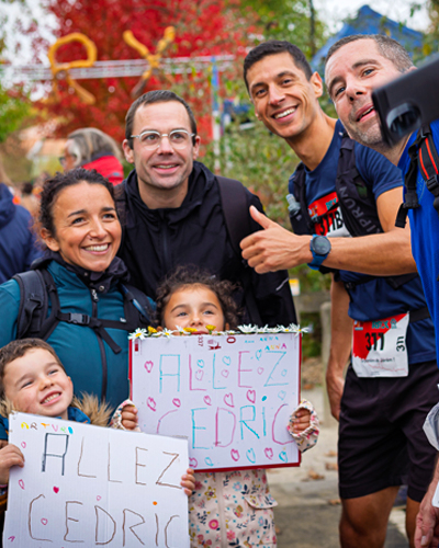 image de l'arrivée de Cédric encouragé par sa famille