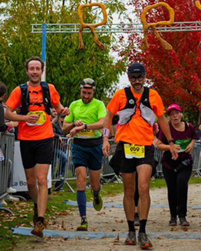 image de l'arrivée d'un groupe de coureurs et coureuses
