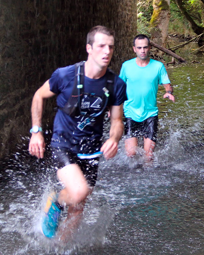 image de coureurs empruntant le ruisseau sous le pont