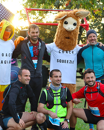image de coureurs avec la mascotte du rrx squeezie le lama