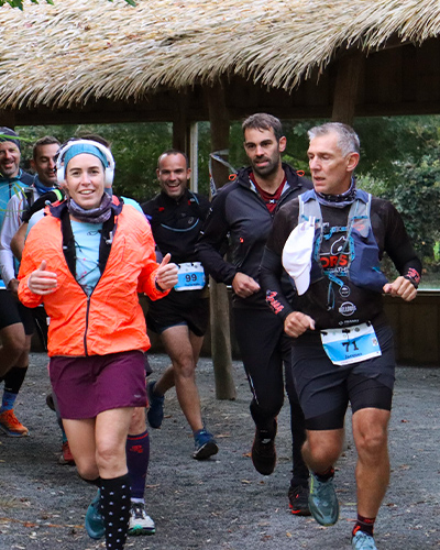 image d'un groupe de coureurs traversant le zoo de la boissière