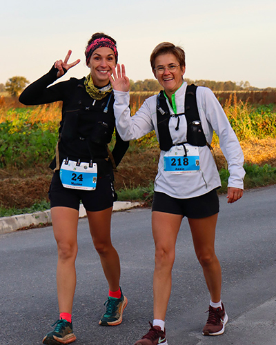 image de deux coureuses saluant le photographe