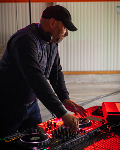 image du DJ ambiancant le départ