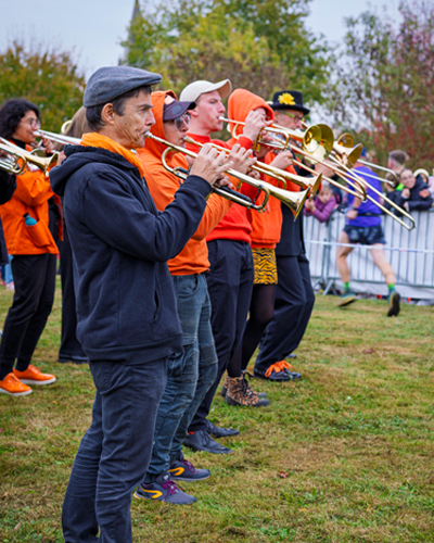 image de la fanfare accompagnant les coureurs