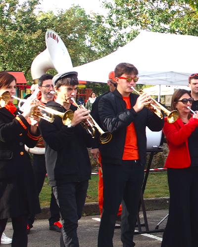 image de la fanfare à l'arrivée du rrx