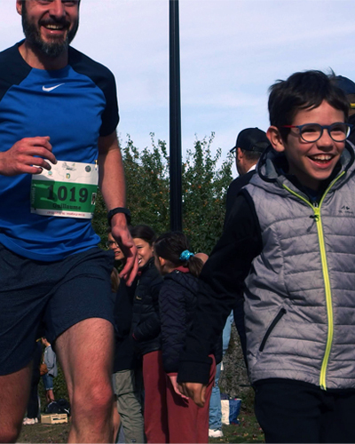 image d'un homme et d'un enfant courant