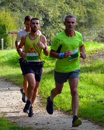 image de trois coureurs sur un chemin de randonnée
