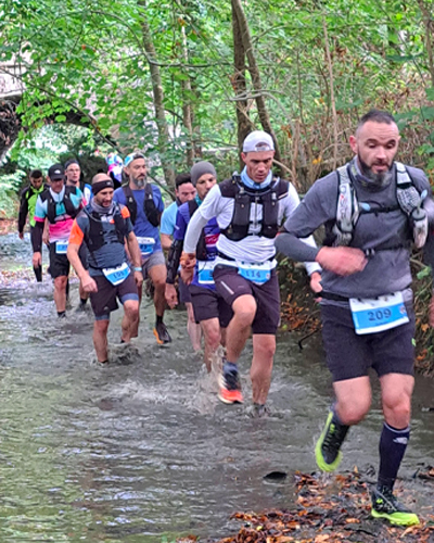 image de coureurs traversant un ruisseau
