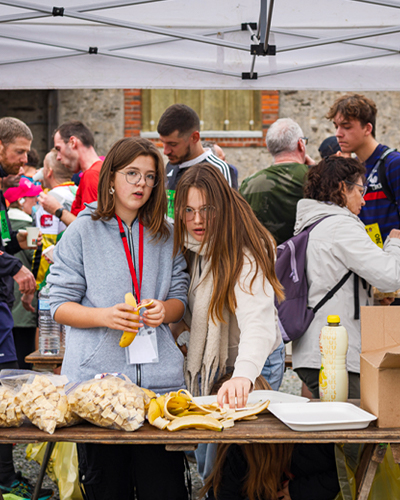 image de jeunes filles bénévoles