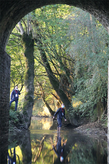 image de coureurs sous le pont de la rivière